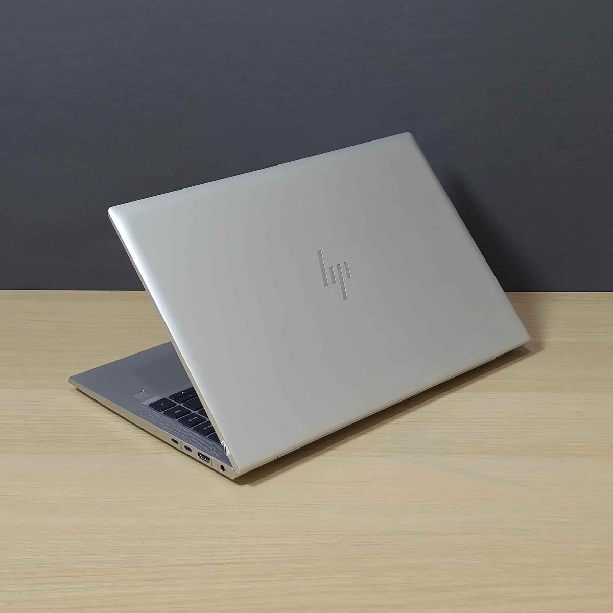 Lenovo Elitebook 845G8 Belakang Kanan Lenovo Elitebook 845G8 Belakang Kanan Butik Laptop