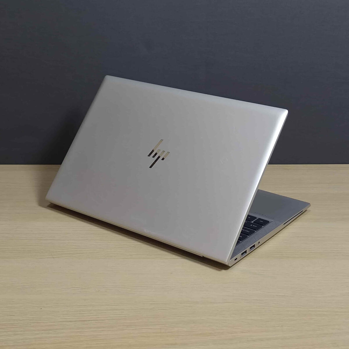 Lenovo Elitebook 845G8 Belakang Kiri Lenovo Elitebook 845G8 Belakang Kiri Butik Laptop